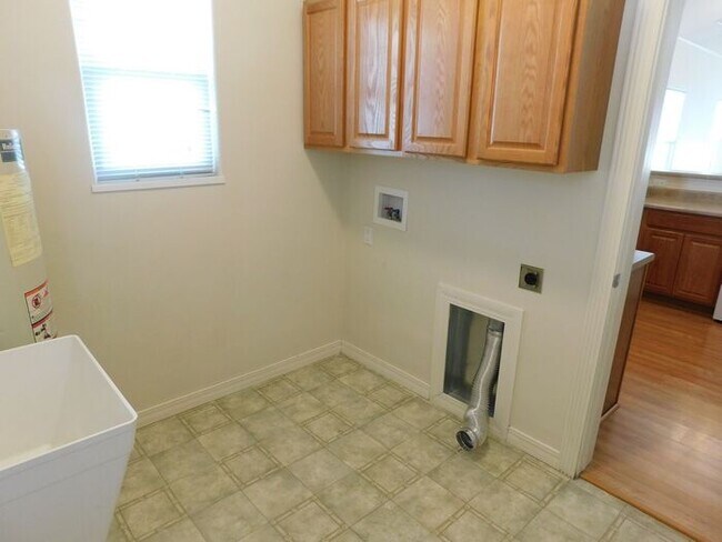 Building Photo - Spacious 3-Bedroom, 2-Bath Home
