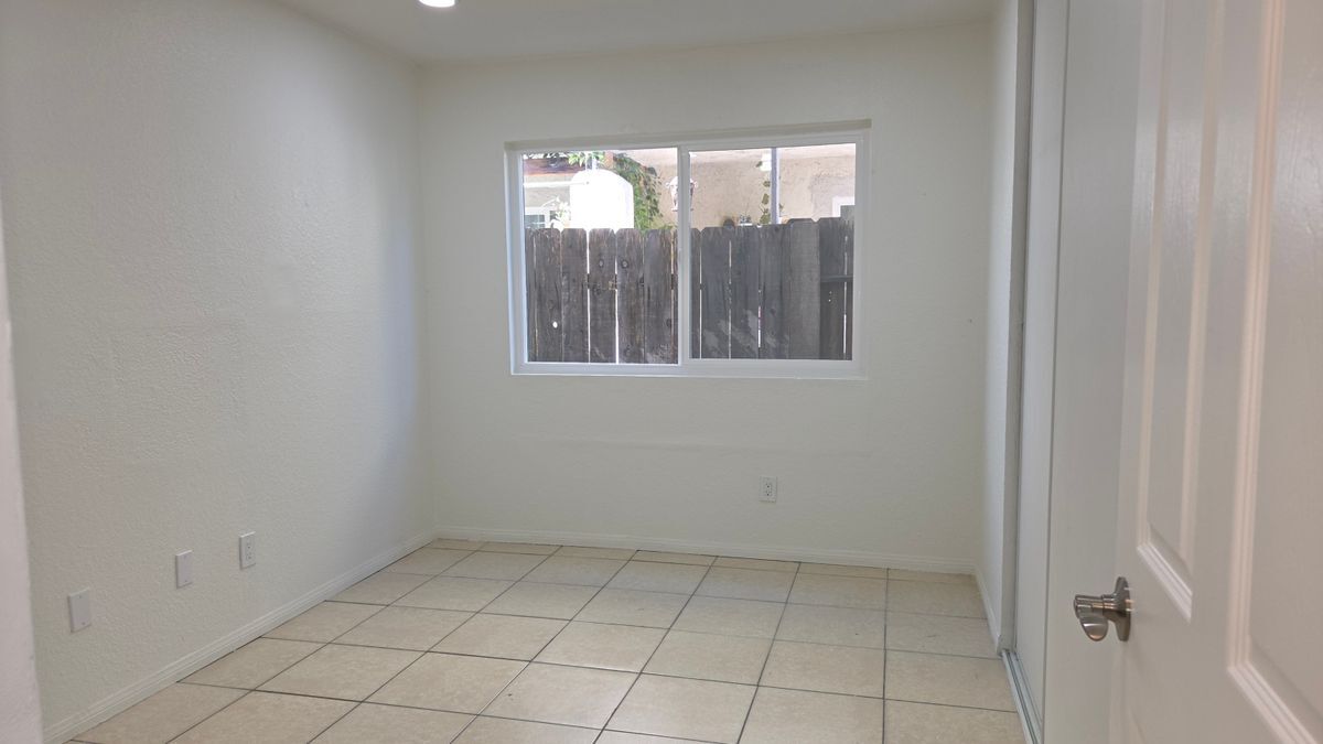 Building Photo - 892 Robin Dr
