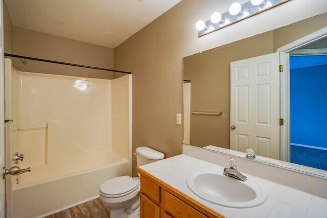 Building Photo - THREE BEDROOM TOWNHOME IN HAZEL DELL