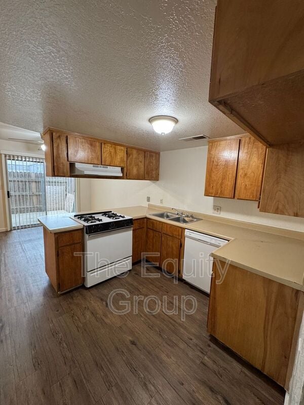 Building Photo - 1226 S Santa Fe St