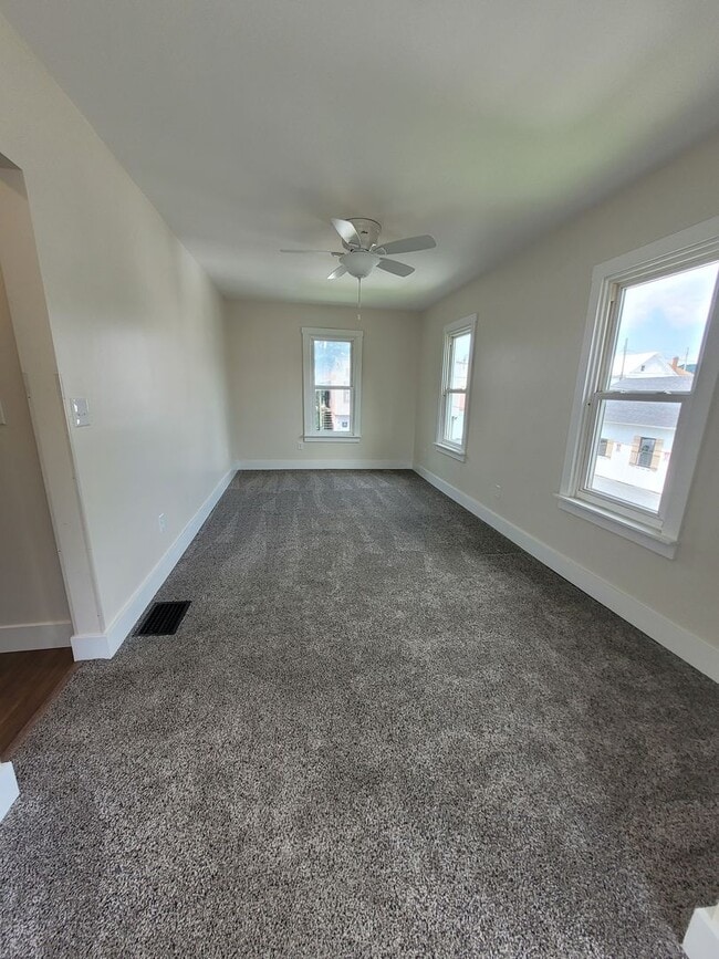 Building Photo - 21 E Maple St