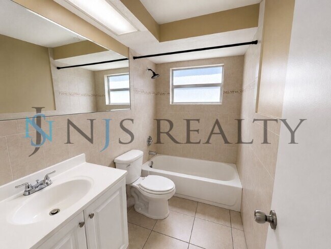 Building Photo - 3034 Roxbury Dr