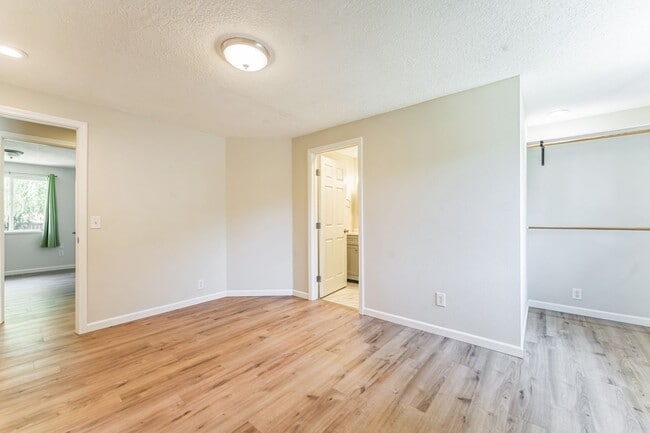 Building Photo - $500 gift card with lease by 9/1/25. Water...