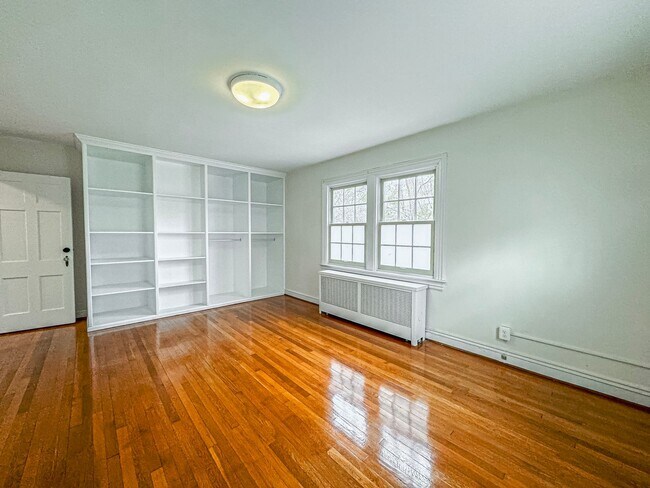 Building Photo - Stunning 4 Bed 3 Bath Tudor-style Brick Townhome In Desired Foxhall