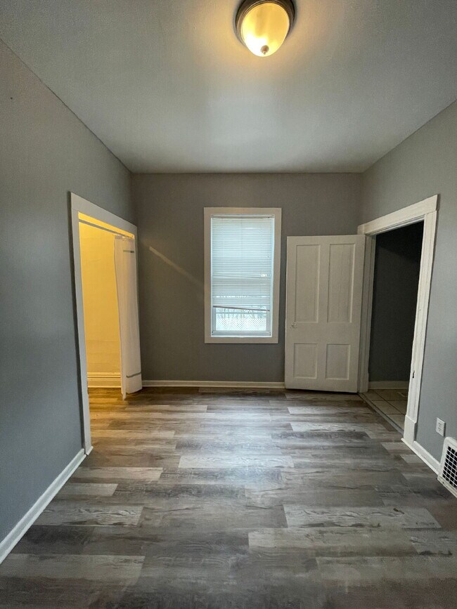 Building Photo - Cozy 1-Bedroom in Sharon – Walkable Location, Pets Welcome!