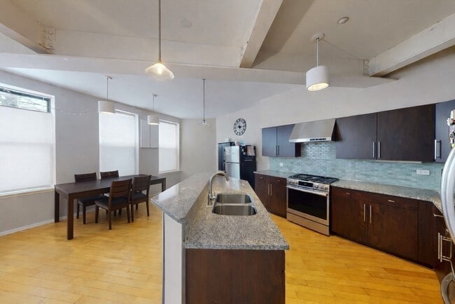 Building Photo - 72 Kent St