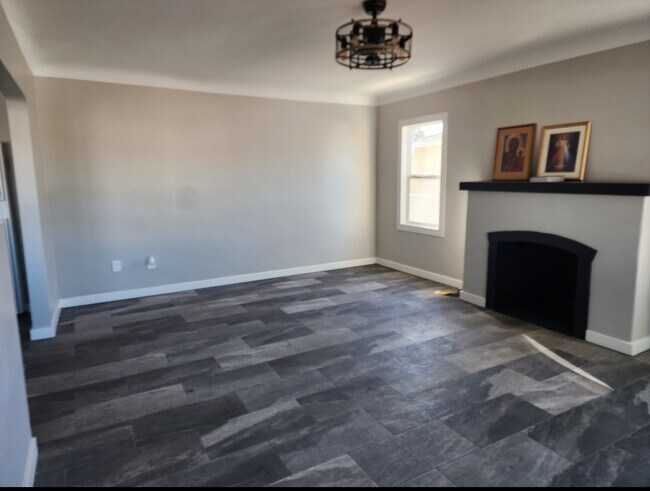 Building Photo - 1610 W 9th St