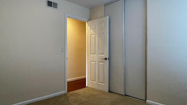 Building Photo - 960 Branham Ln