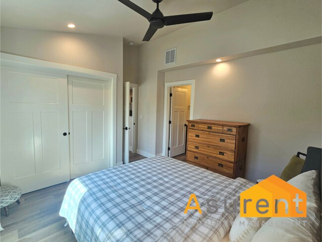 Building Photo - Beautiful fully furnished, single level 3 ...