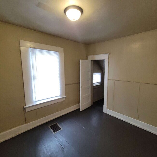 Building Photo - Near Eastside 4BR House ready to LEASE!