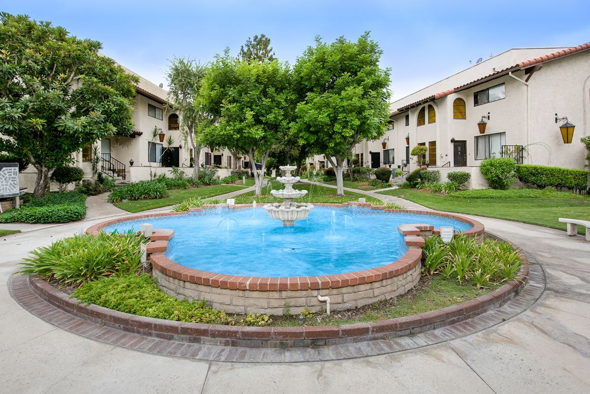 Building Photo - 400 S Flower St