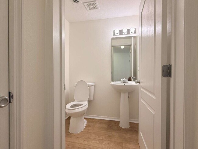 Building Photo - Rejuvenated Tuscany Village Townhome