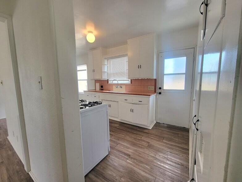 Building Photo - 16911 Glenetta Way