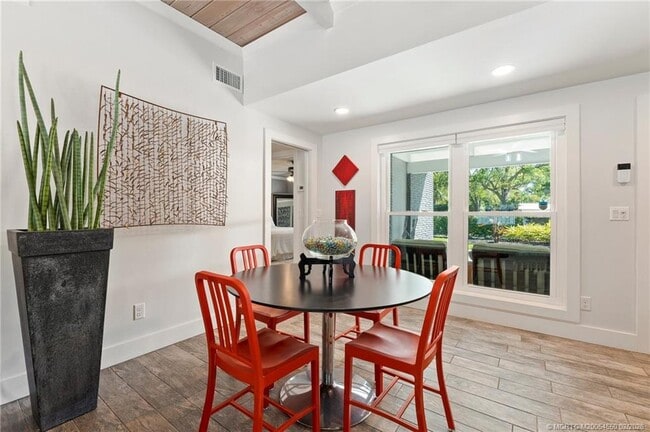 Building Photo - 530 S Manor Dr