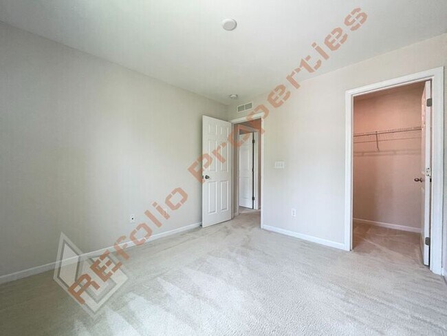 Building Photo - Beautiful 4 Bedroom 2.5 Bathroom End Unit ...