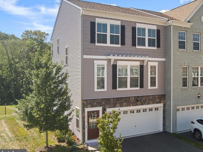 Building Photo - 8773 Elsing Green Dr