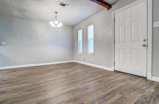 Building Photo - 1807 Briar Hill Dr