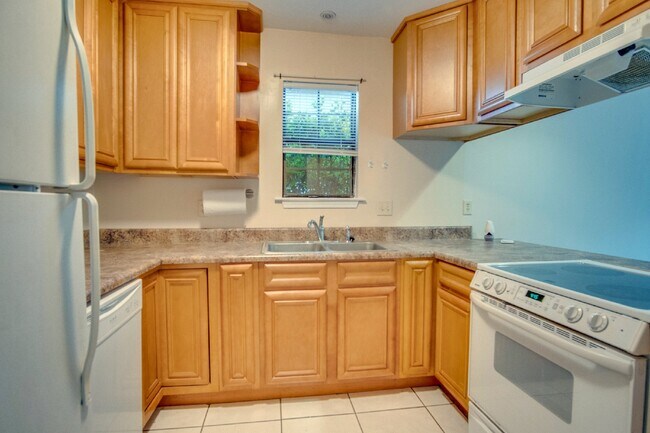 Building Photo - Completely updated 2 bedroom town home Loc...