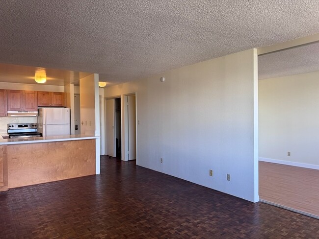 Building Photo - 1 Bed/1 Beth/1 Parking Close to Downtown H...