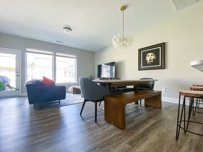 Building Photo - Beautiful Townhome at Manordale - LEASE TA...