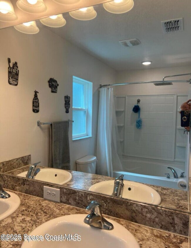 Building Photo - 499 Oakleaf St SW