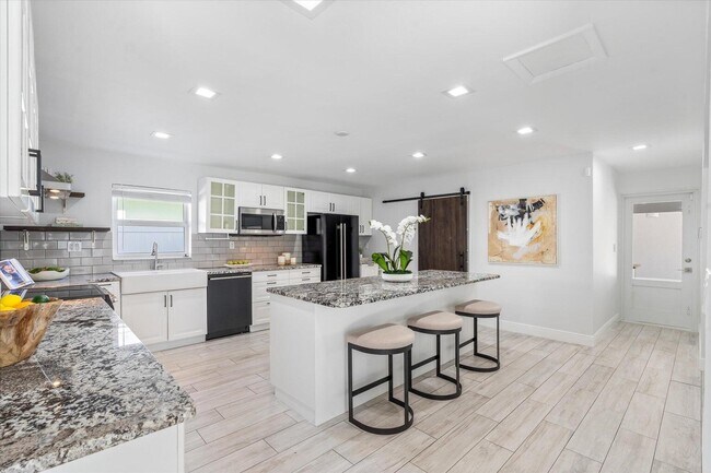 Building Photo - 714 SW 25th Ave