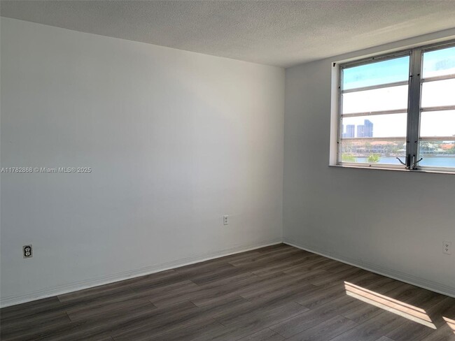 Building Photo - 3010 Marcos Dr