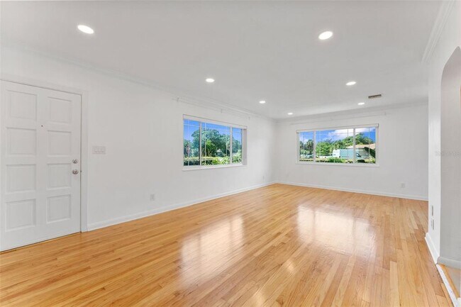 Building Photo - 1419 Tyrone Blvd N