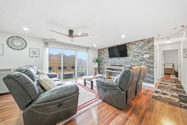 Building Photo - 502 Oak St