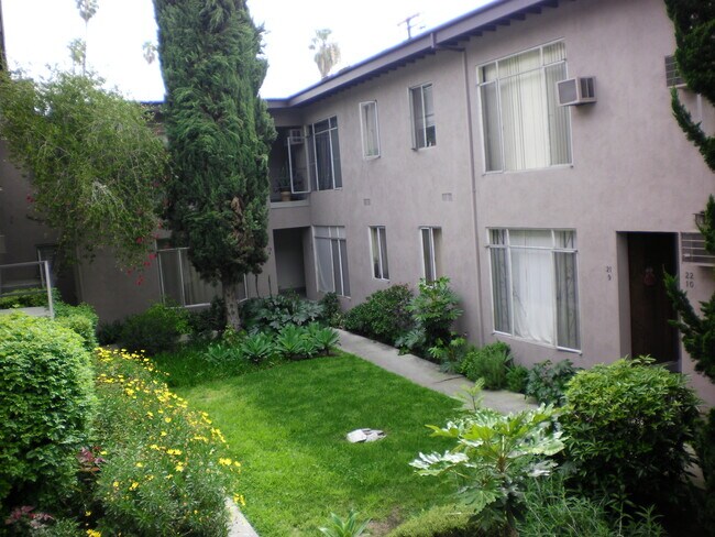 Building Photo - 526 S St Andrews Pl