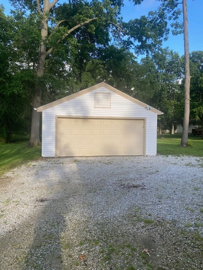 Building Photo - Ranch home with two car garage located on over 1/2 acre