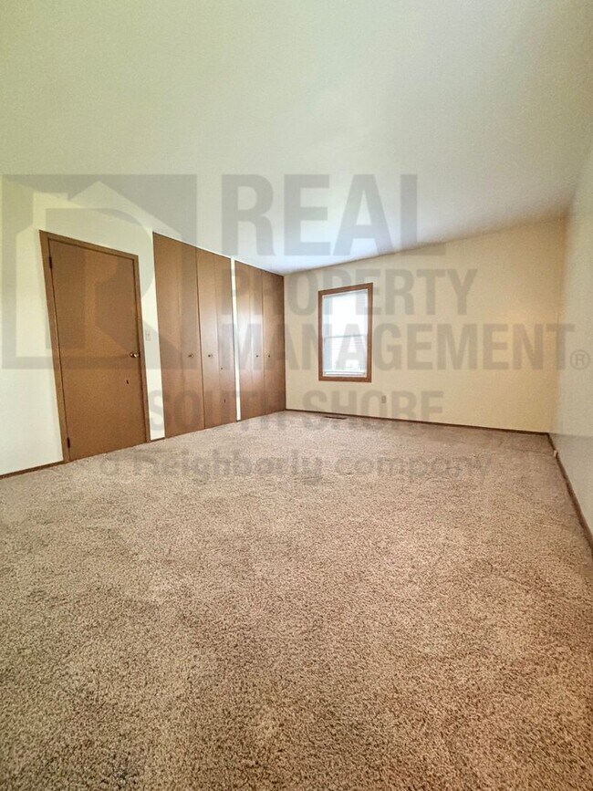 Building Photo - 555 Meadow Ln