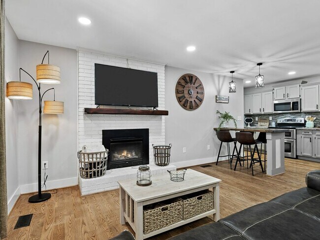 Building Photo - 2-Bedroom Furnished Home with Large Lot in...