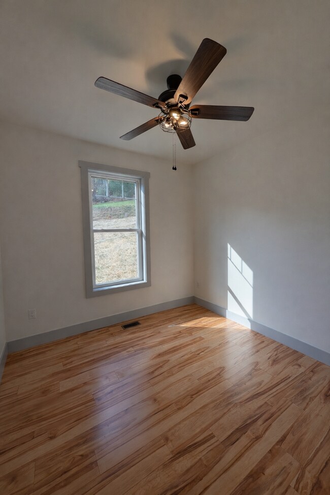 Building Photo - Fairview Rental! - Two Occupants Max