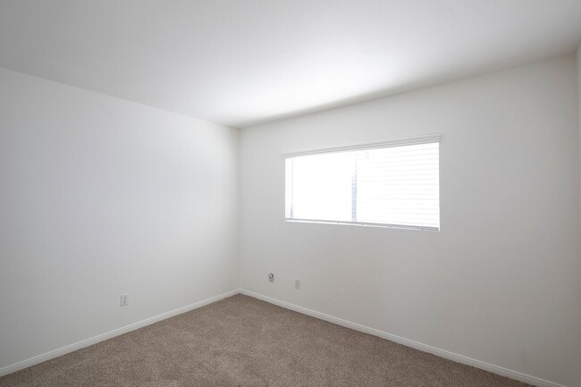 Building Photo - Large Upstairs Unit w/ a Fireplace