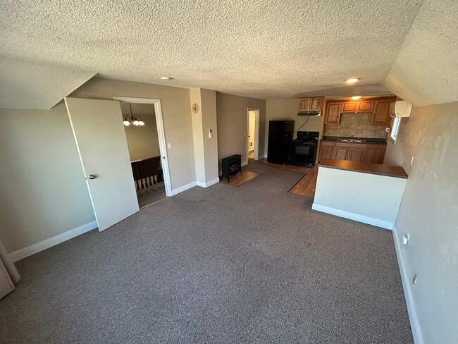 Primary Photo - 2211 W Broadway Ave
