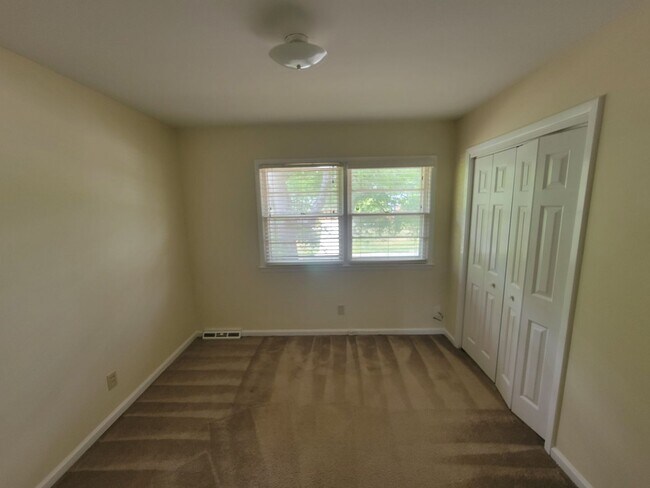 Building Photo - 3 Bedroom 2 Bathroom House