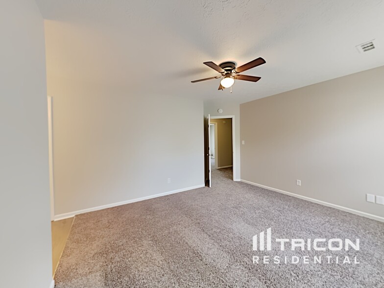 Building Photo - 3324 Oak Tree Dr S
