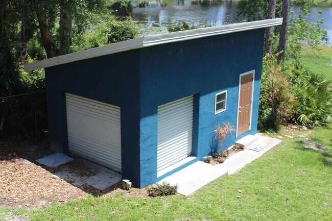 Building Photo - Beautiful 2 bedroom Lakefront Home