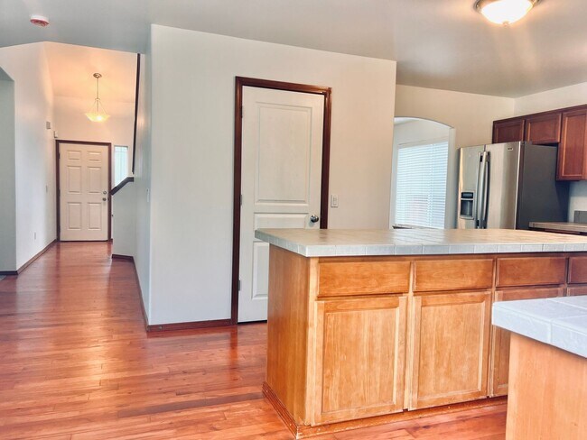 Building Photo - Enormous 4 Bed 2.5Bath + Bonus Room Great Lacey Neighborhood