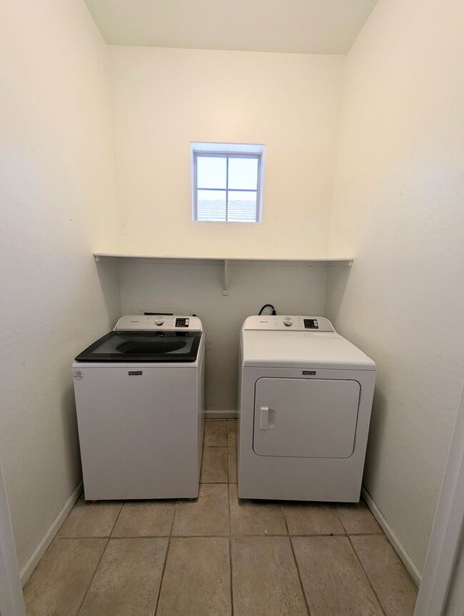 Building Photo - AVAILABLE NOW IN HIGLEY GROVES!!!!