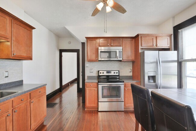 Building Photo - 4 Bedroom , 2 Bath Newly Renovated house -...