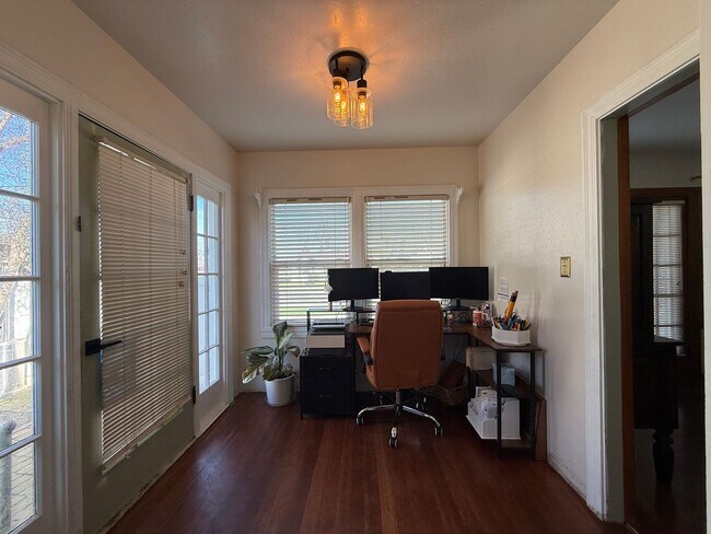 Building Photo - 3 Bedroom, 2 Bathroom charming Craftsman Style Home nestled in the heart of Tulare, CA