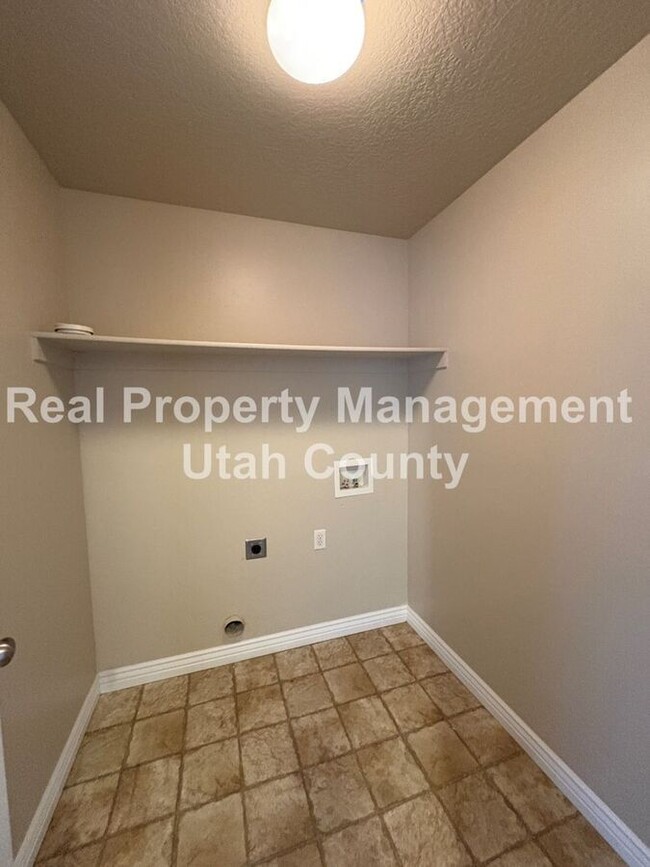 Building Photo - 2477 Garden Dr