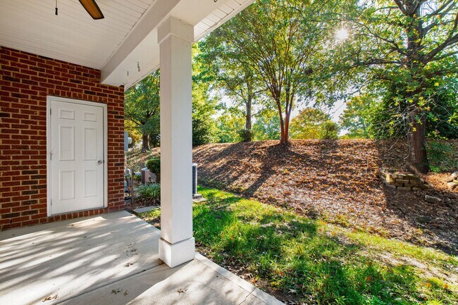 Building Photo - Charming 2-Bedroom Townhome in Desirable R...