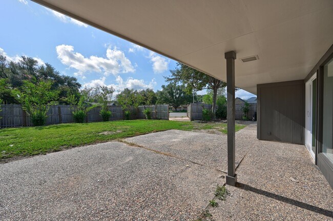 Building Photo - 687 Bending Oaks Dr