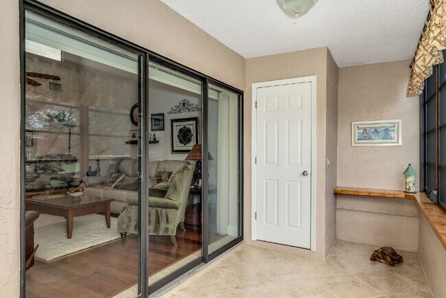 Building Photo - Fully furnished Beachside townhome