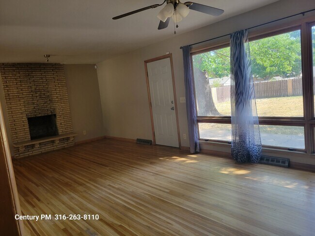 Building Photo - 2440 N Clarence Ave