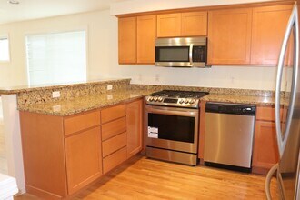 Building Photo - Beautiful 2 Bed/2 Bath Townhouse in Pinehu...
