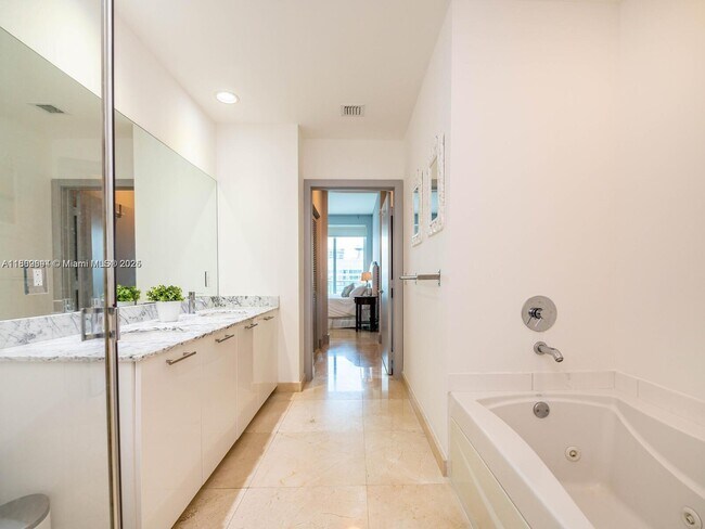 Building Photo - 950 Brickell Bay Dr